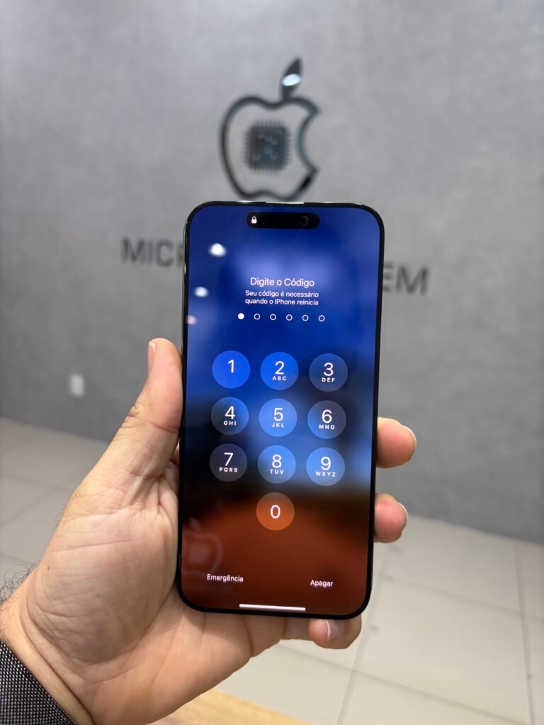 iPhone 15 Pro Max que não liga recuperado.