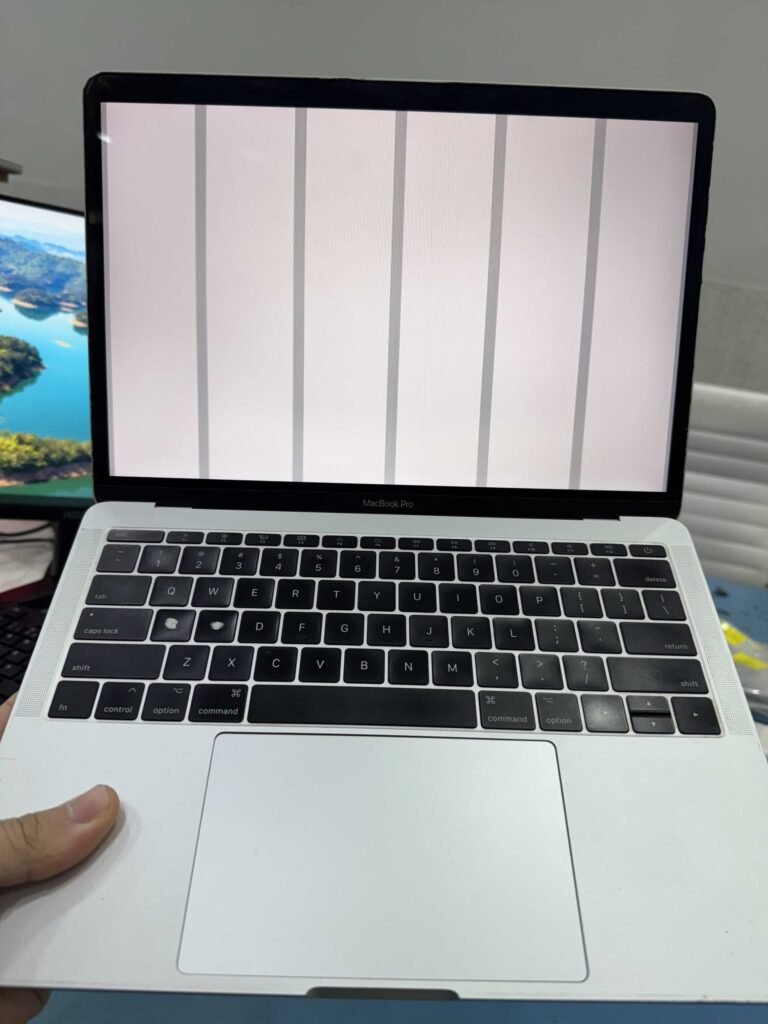 Macbook com tela quebrada