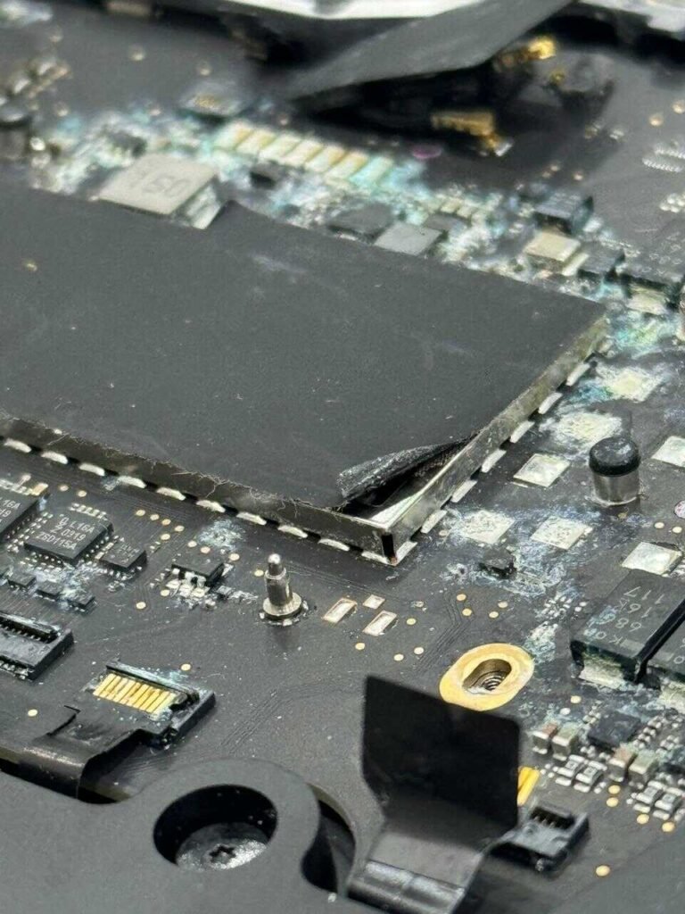 Placa oxidada do MacBook Air M2