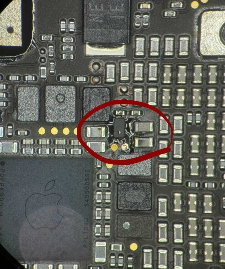 Capacitor em curto na placa do Macbook M2